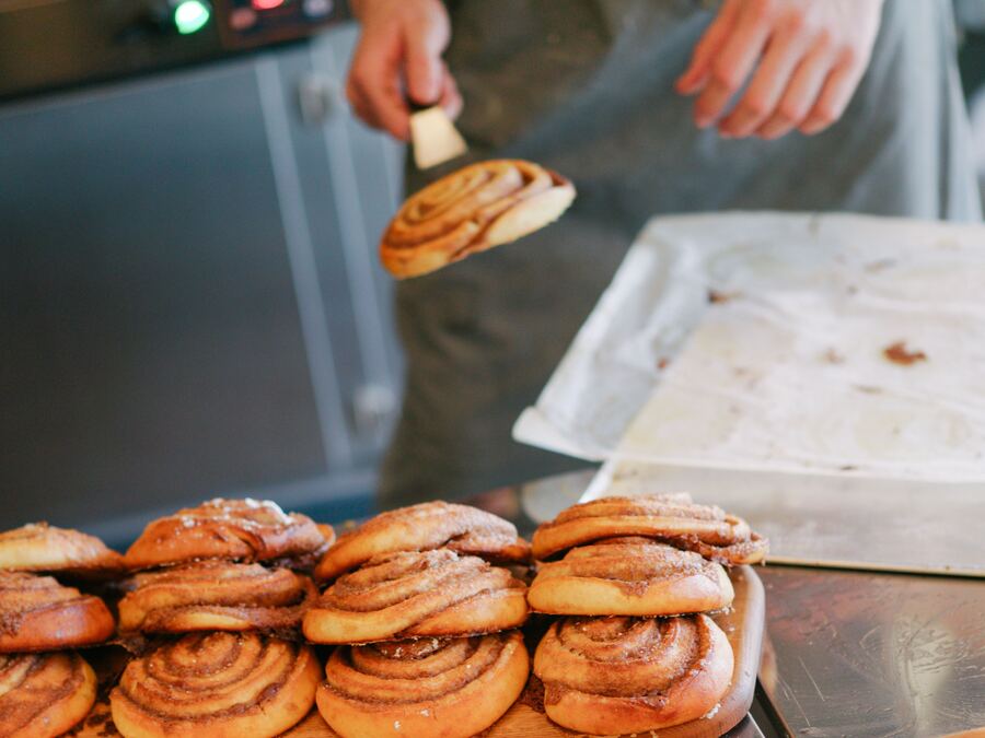 Vitrine de pains et de viennoiseries dans une boulangerie