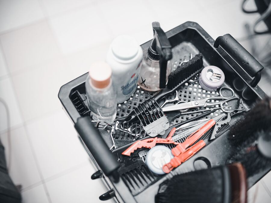 Plateau d'outils de coiffure : ciseaux, peignes et flacons
