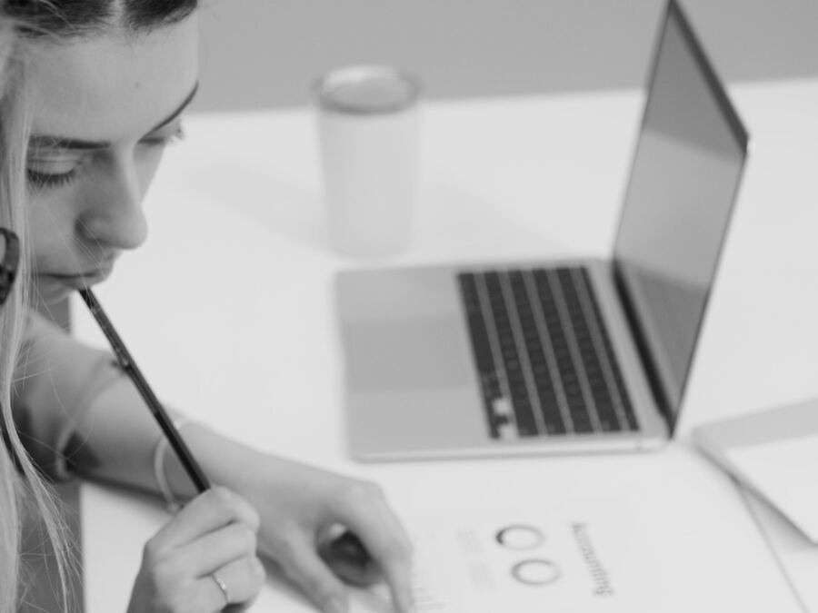 Deux personnes examinant des documents comptables et une calculatrice