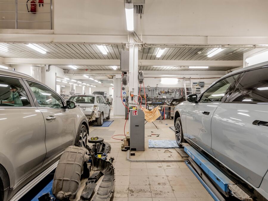 Atelier de réparation automobile avec plusieurs véhicules en cours d'intervention