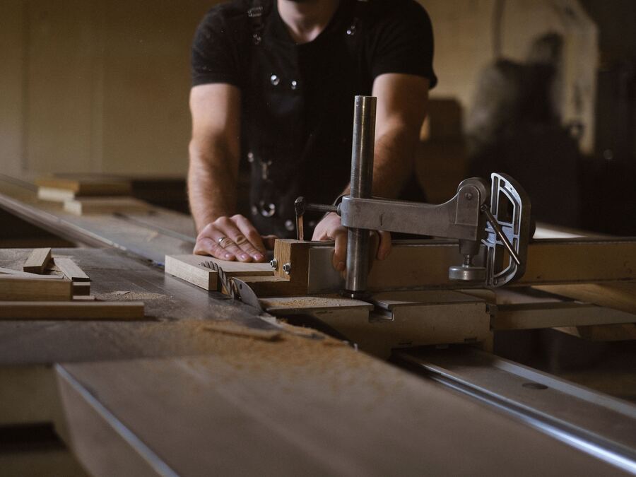 Serre-joint maintenant un assemblage sur l'établi d'un atelier de menuiserie