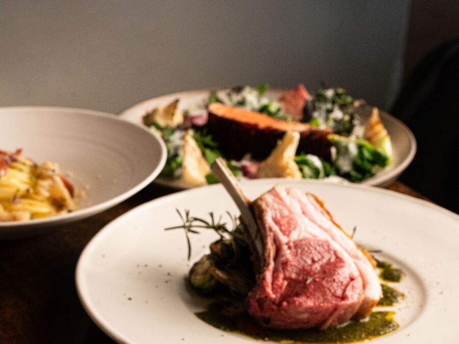 Assiettes gastronomiques dressées, côte d'agneau et saint-jacques